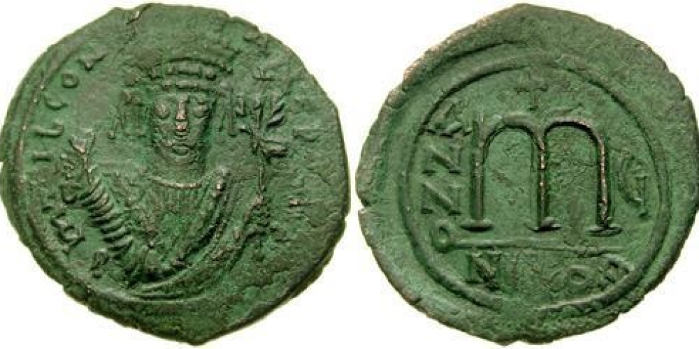 TIBERIUS II CONSTANTINE. Follis